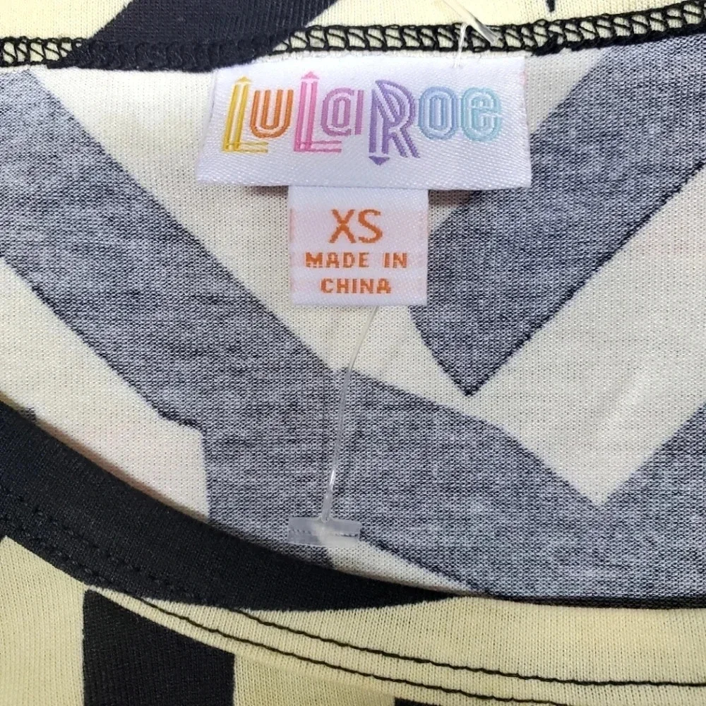 LULAROE | Gigi Fitted Top in Cream Geo sz XS